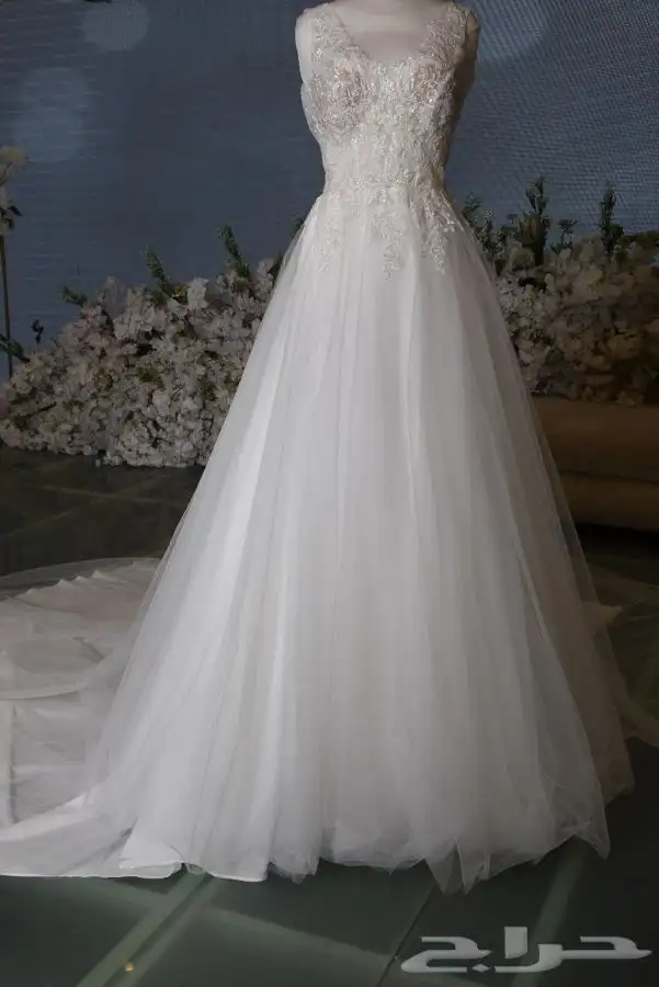 فستان زفاف مصنوع من قماش أسباني مع طرحة طويلة بمشبك 9