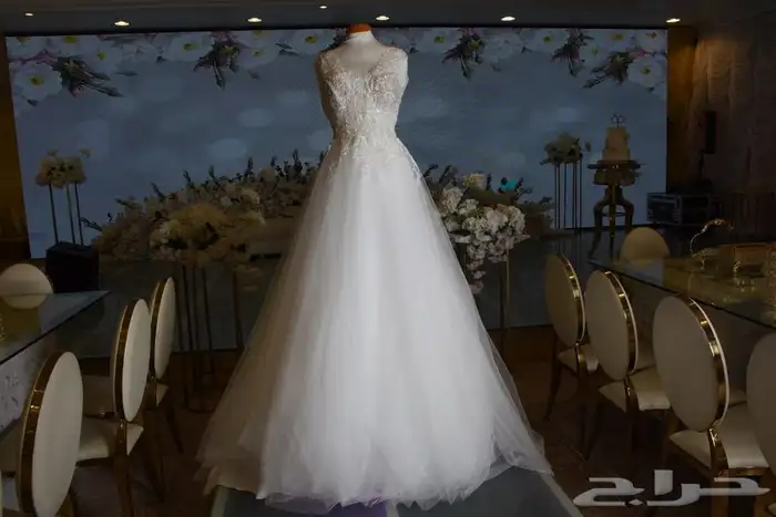 فستان زفاف مصنوع من قماش أسباني مع طرحة طويلة بمشبك 3