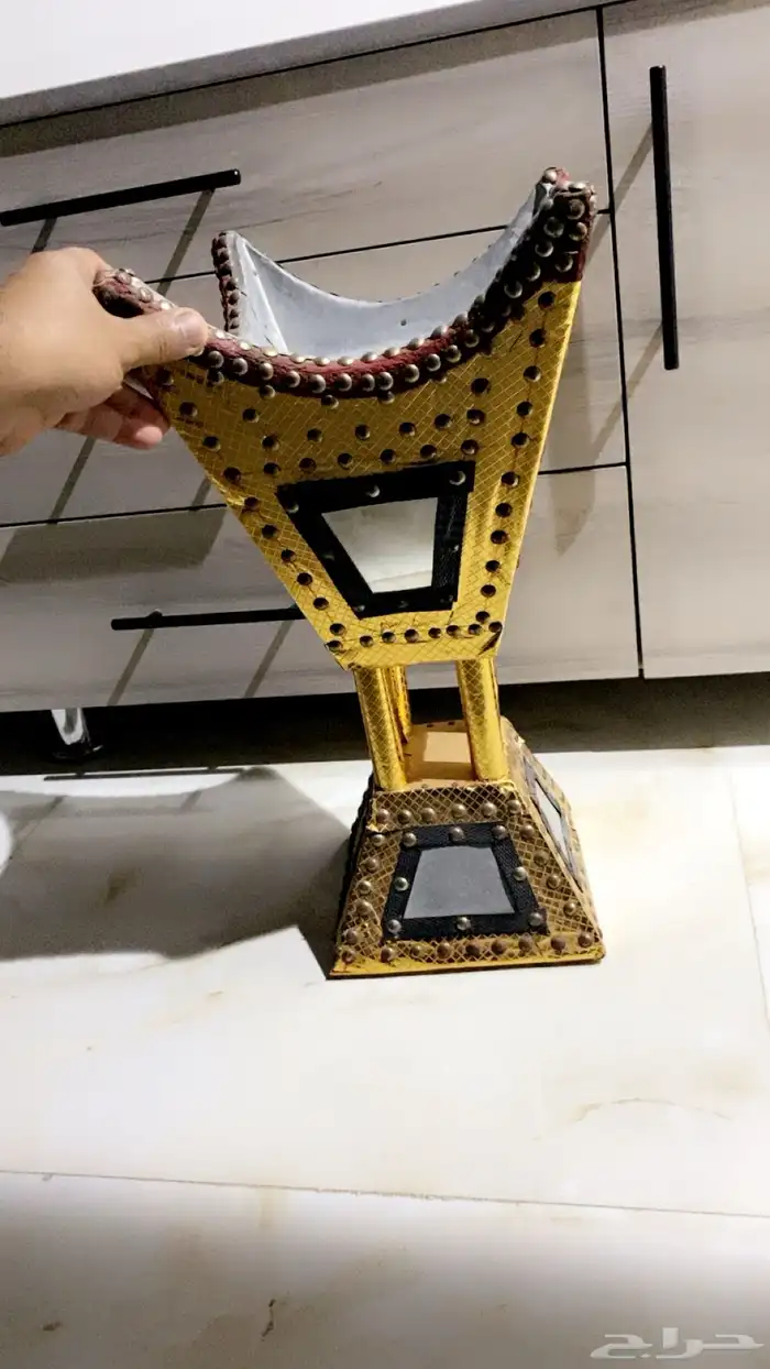 مدخنه كبيره واستاند مرايه والثاني بدون مرايه للكتابه عليها 0