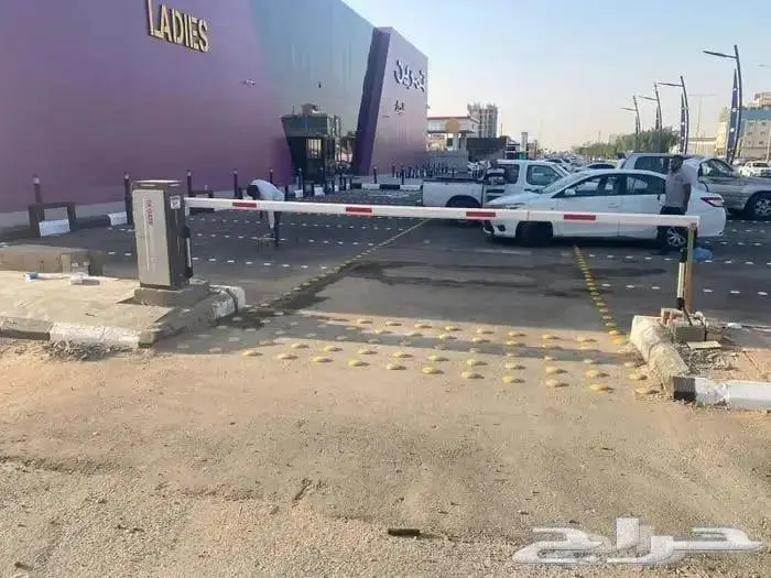 بوابة مواقف مع استيكر انظمة مواقف السيارات بوابات إلكترونية 1