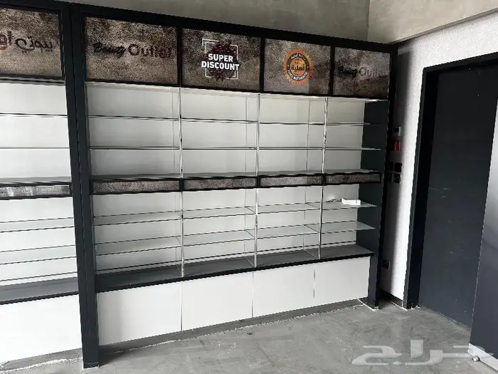 3 وحدات ارفف للمحلات التجارية بحالة ممتازة 1
