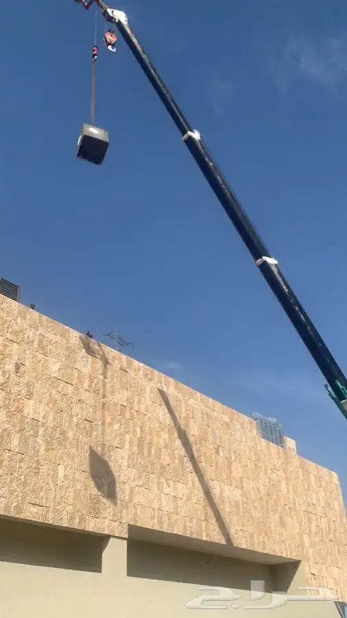 رفع عمال تركيب وفك لوحات 3