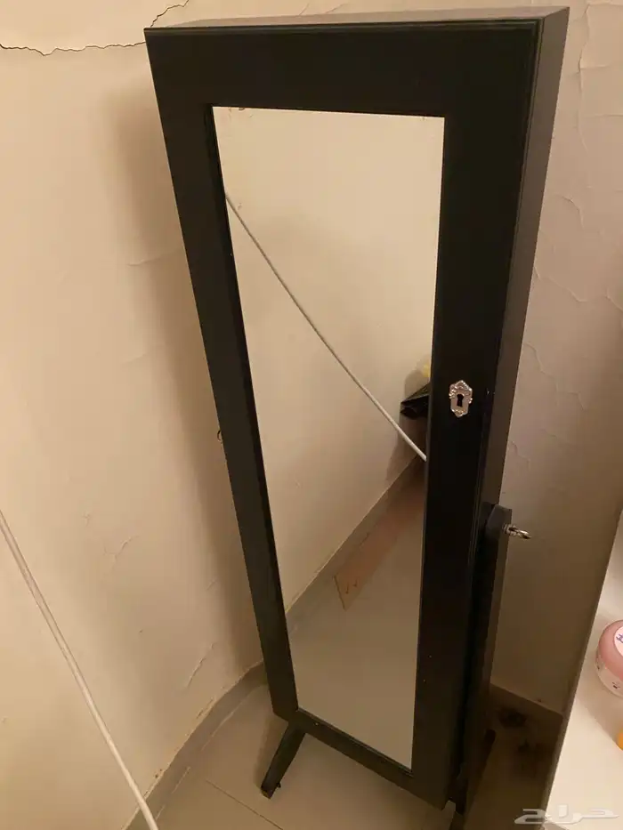 دولاب اكسسوارات بحاله ممتازه للبيع 1