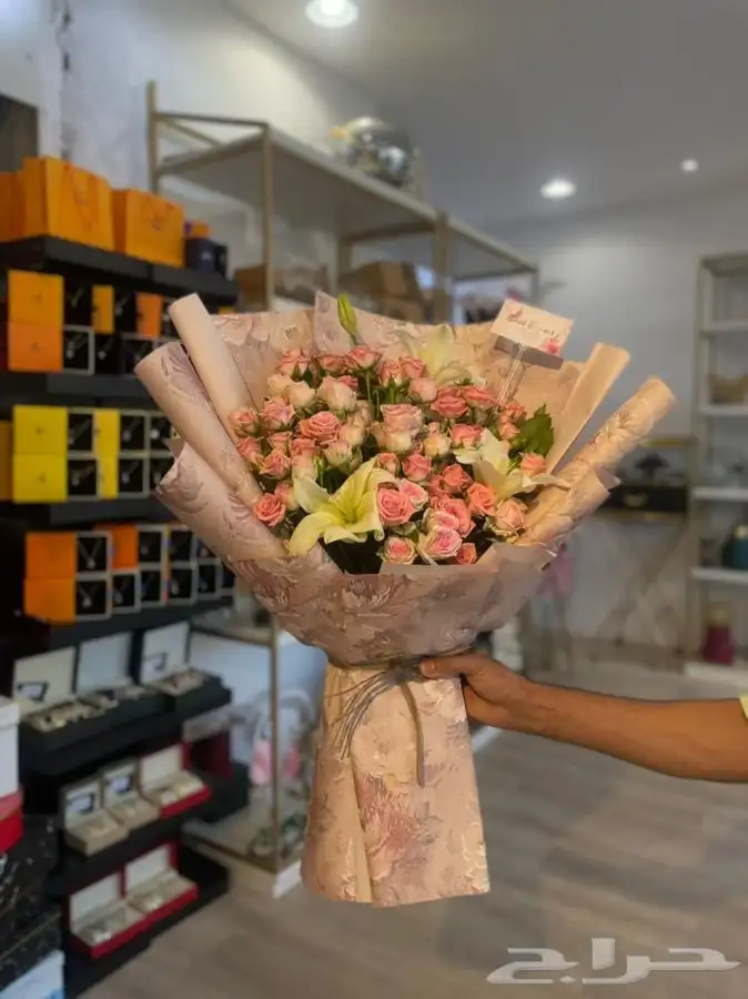 هدايا باقات ورد فازات طبيعي و صناعي مواليد تخرج مع التوصيل 29