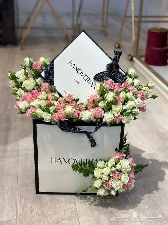 هدايا باقات ورد فازات طبيعي و صناعي مواليد تخرج مع التوصيل 30