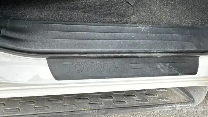 هايلكس عداد 2 ألفين فقط 30