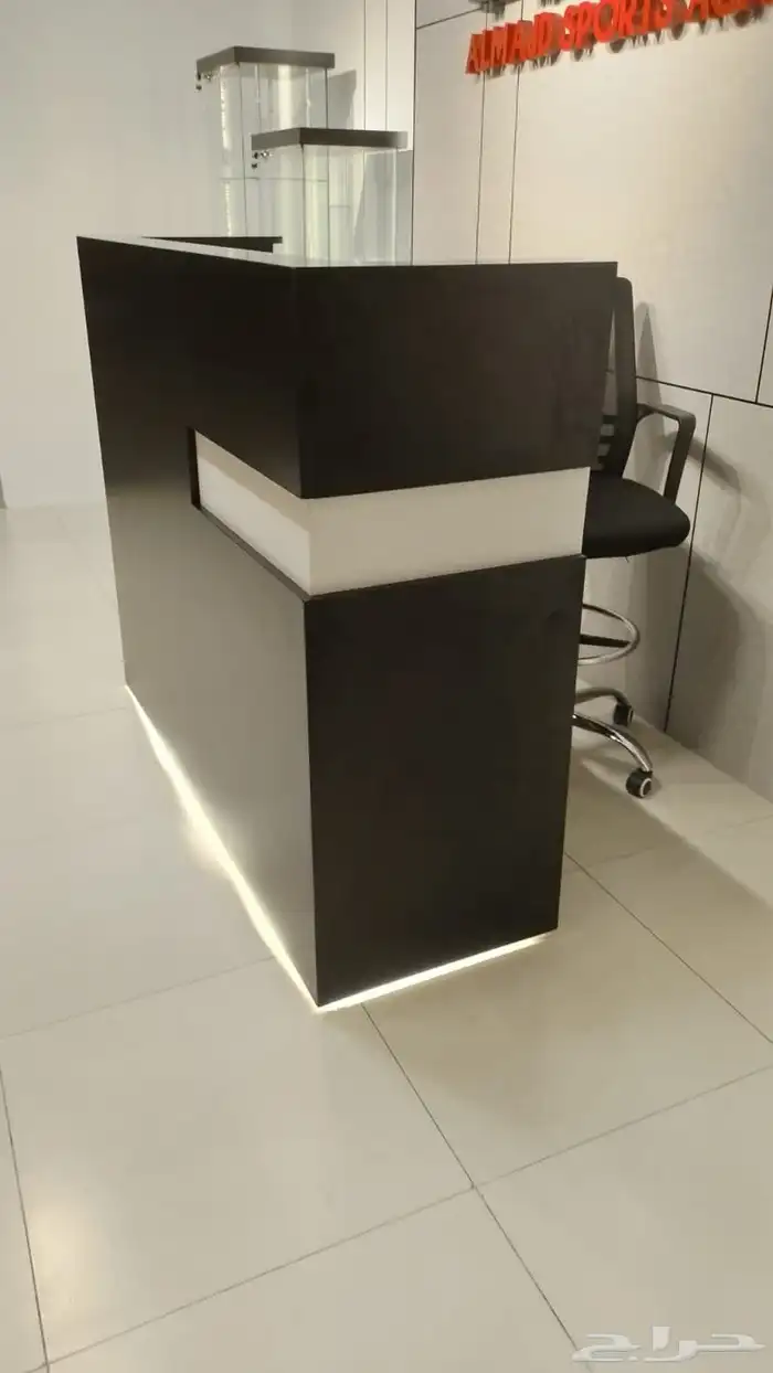 طاولات عرض كاشير استقبال تجهيز محلات التجاريه ارفف تعليق 38