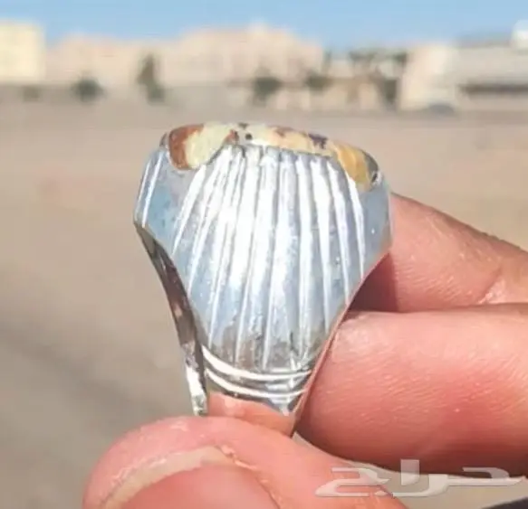 خاتم عقيق يماني قمحي طبيعي فيه اكثر من لون 6