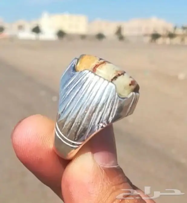 خاتم عقيق يماني قمحي طبيعي فيه اكثر من لون 1