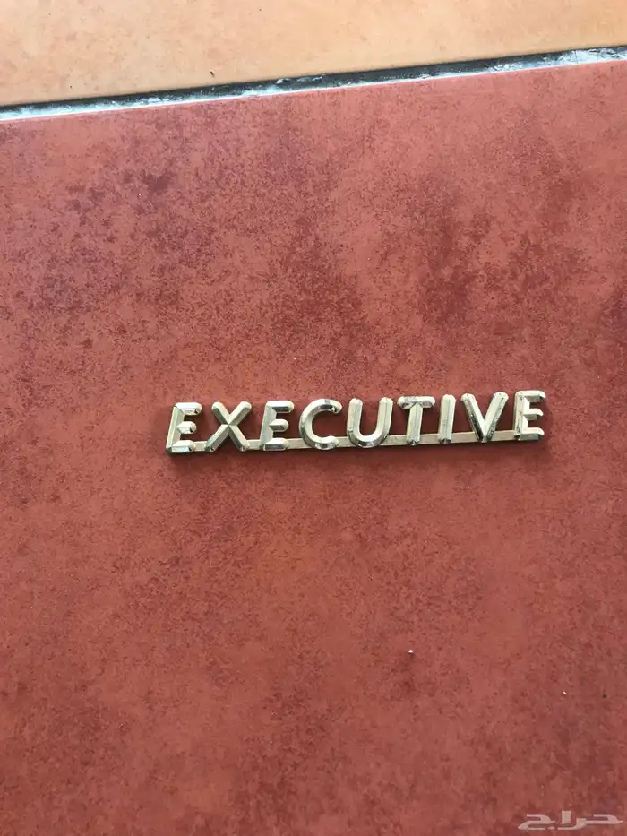 علامة باب شنطه كامري2002 اصلي ذهبي 1