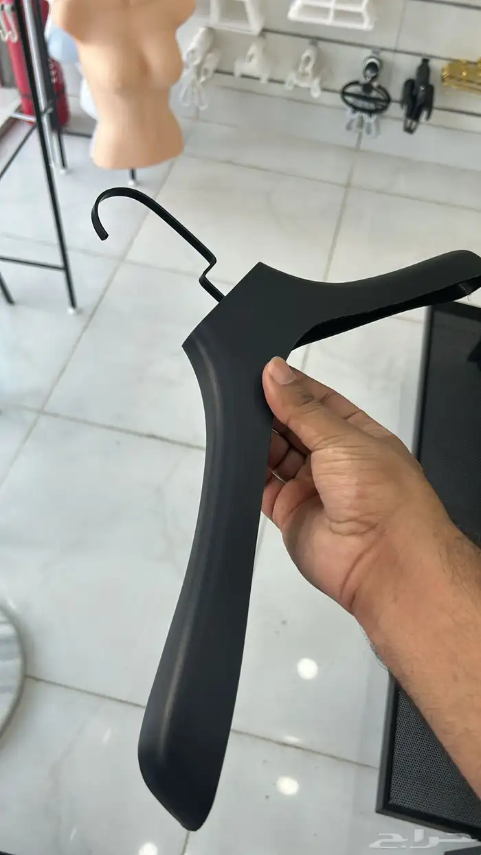 علاقة ملابس بلاستك - خشب. - مخمل - فصوص 17