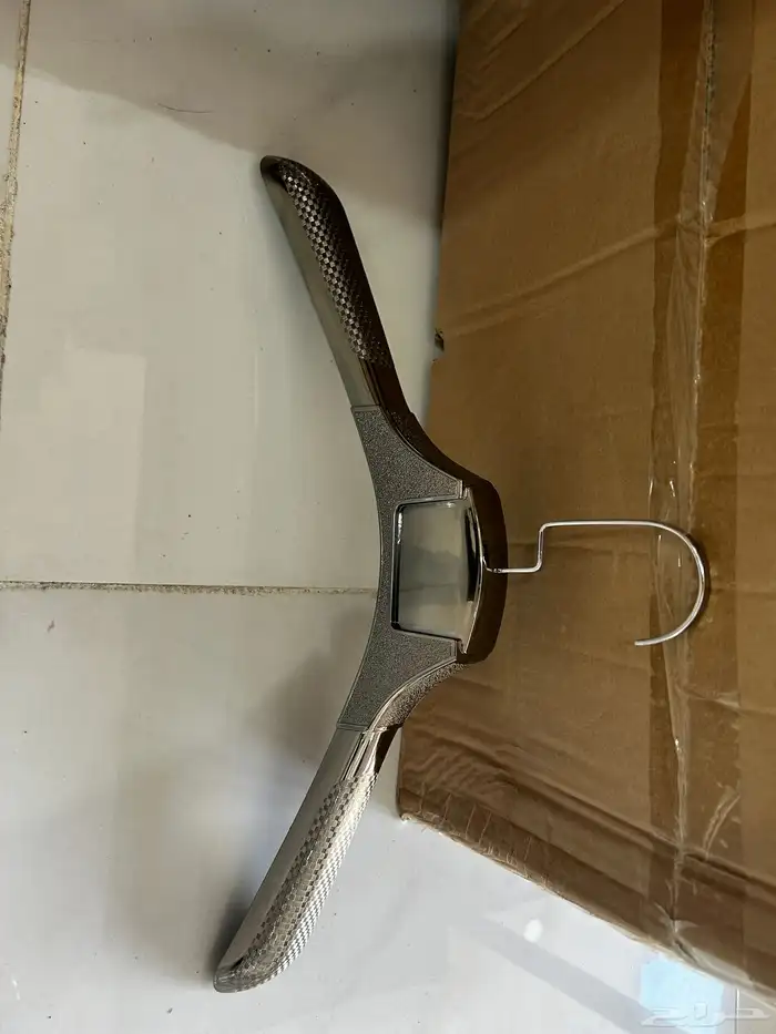 علاقة ملابس بلاستك - خشب. - مخمل - فصوص 12