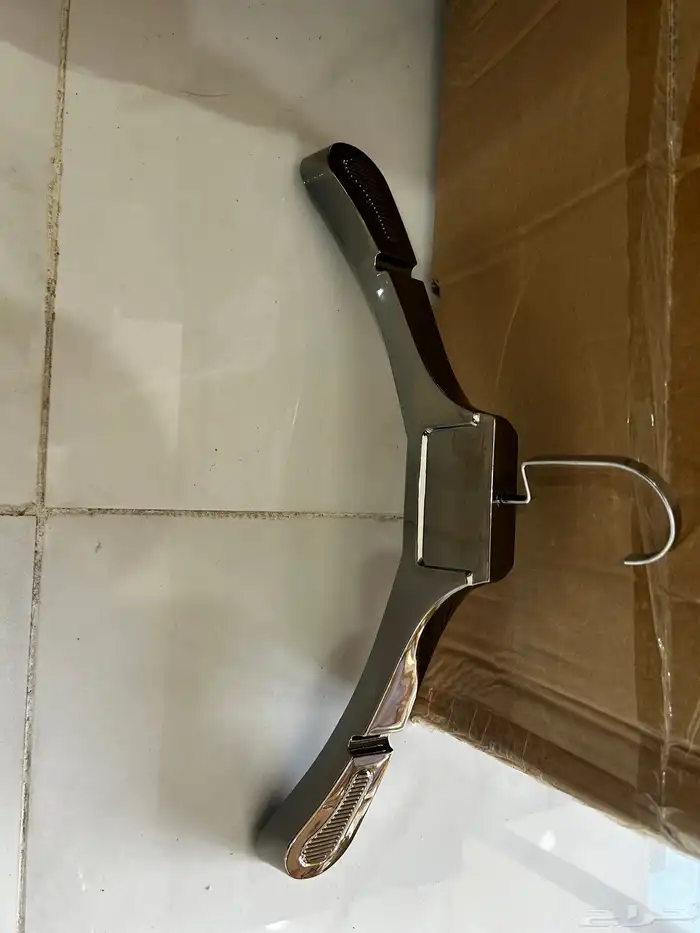 علاقة ملابس بلاستك - خشب. - مخمل - فصوص 11