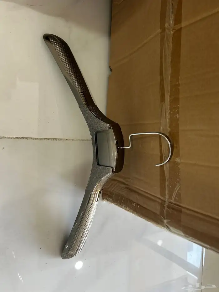 علاقة ملابس بلاستك - خشب. - مخمل - فصوص 10