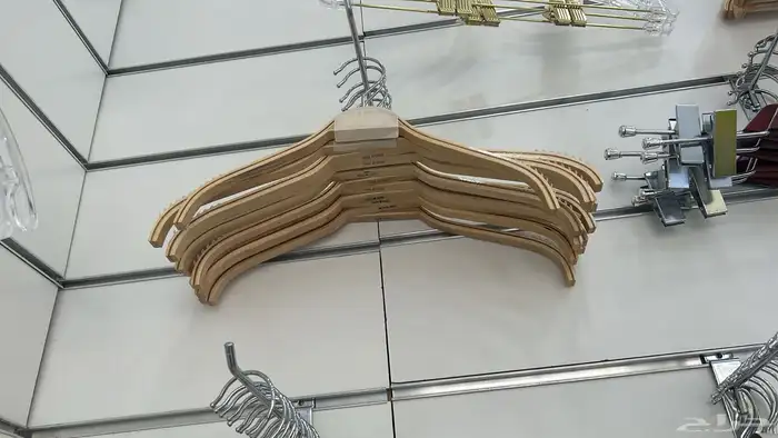 علاقة ملابس بلاستك - خشب. - مخمل - فصوص 6