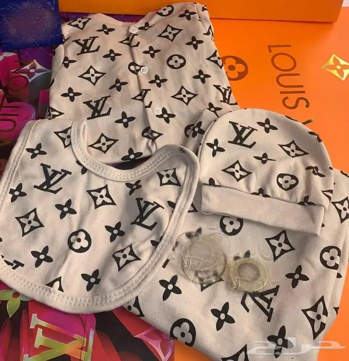 ملابس مواليد 12