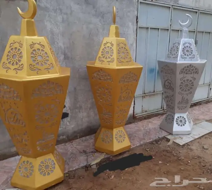 فوانيس رمضان وهلال رمضان وكور مضيئة 1