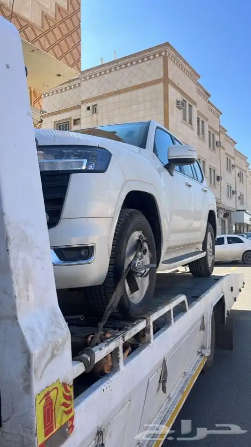 خدمة سطحه لنقل السيارات متواجد في  الحفر حائل فضي اليوم 2