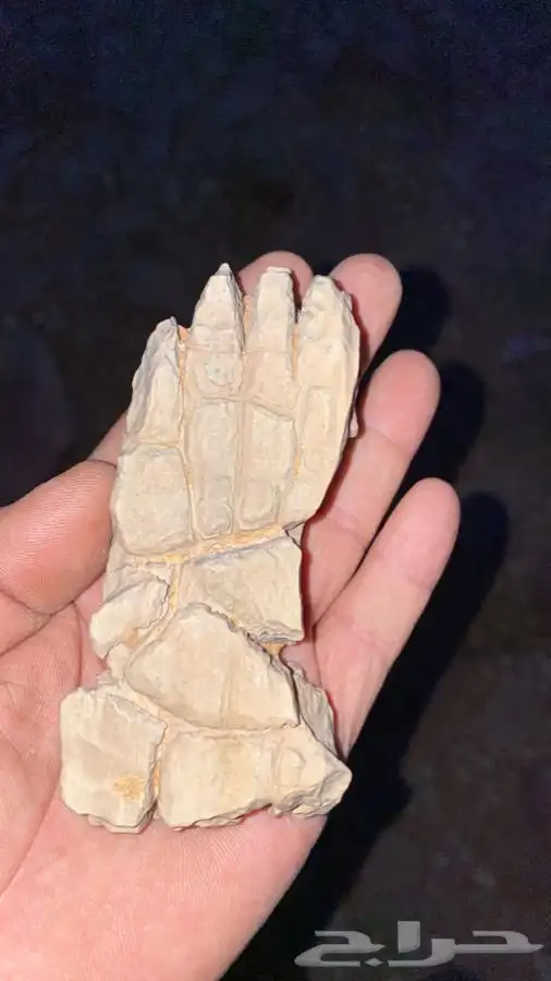 حجره حجر   على شكل يد 0
