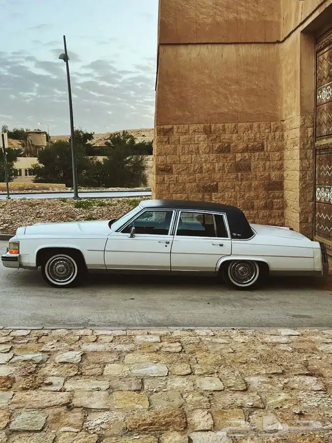 للإيجار كاديلاك كلاسيك 4