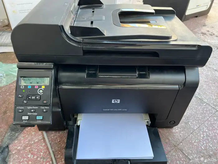 طابعة ملونه ليزر hp مستعمله مع احبار جديده 3