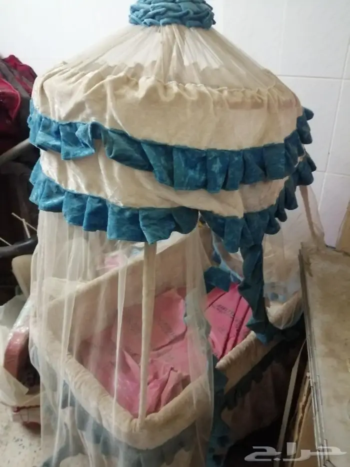 باب خشب وسرير اطفال 2