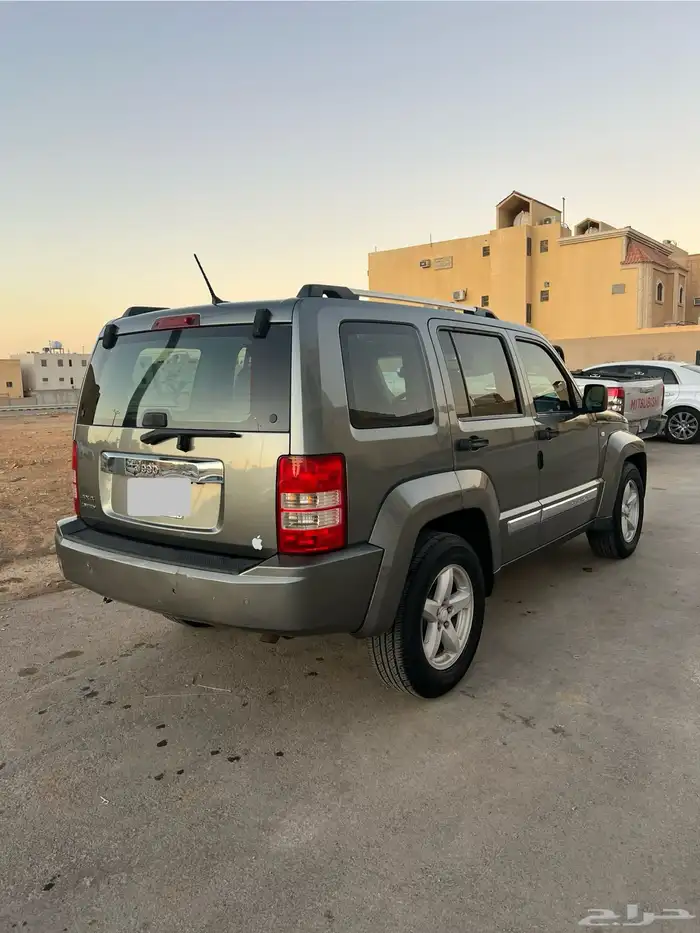 جيب شيروكي 2012 فل كامل 3