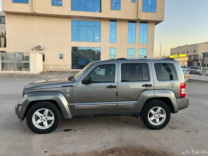 جيب شيروكي 2012 فل كامل 0