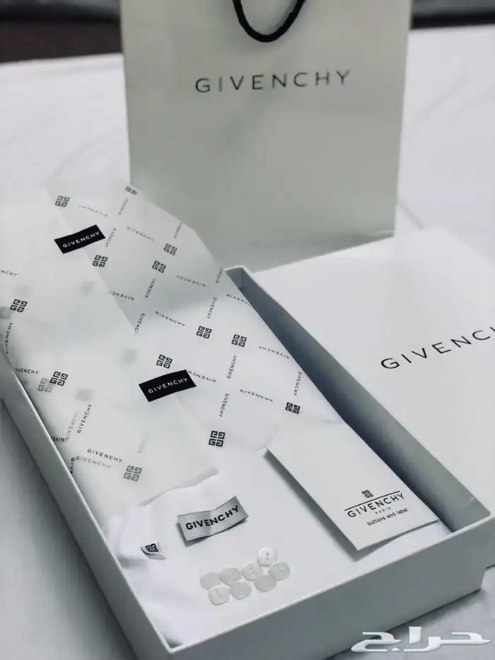 توجد لدينا أقمشة وأشمغة ماركات وعرض يوم التاسيس 1