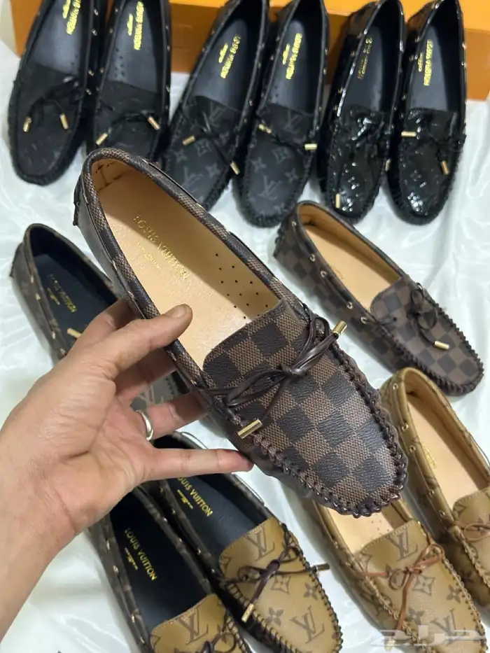 شوزات طبق الأصل 24