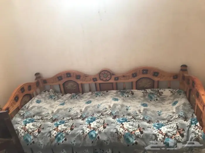 1كراسي خشب -بس الخشبه الي في النص مكسورة 0