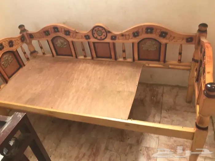 1كراسي خشب -بس الخشبه الي في النص مكسورة 1