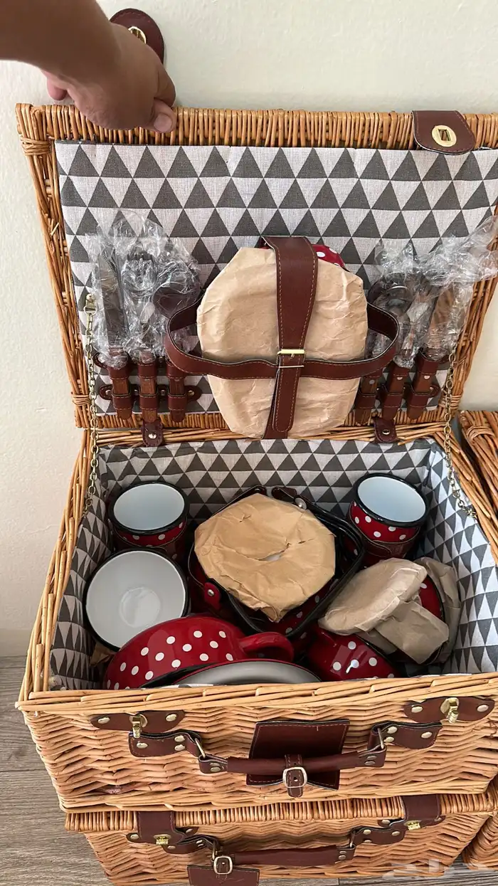 سلة رحلات من الخوص مطعمة بالجلد تحتوي على اواني أصلية الصناع 10