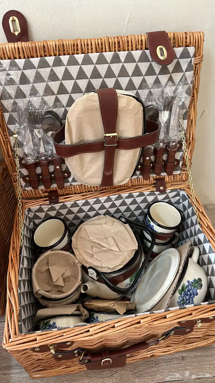 سلة رحلات من الخوص مطعمة بالجلد تحتوي على اواني أصلية الصناع 11