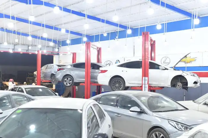 ورشة ميكانيكا و كهرباء و سمكرة لجميع انواع السيارات ب 13