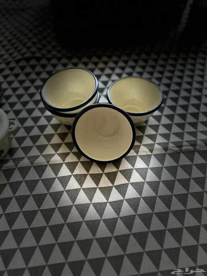 سلة رحلات من الخوص مطعمة بالجلد تحتوي على اواني أصلية الصناع 6