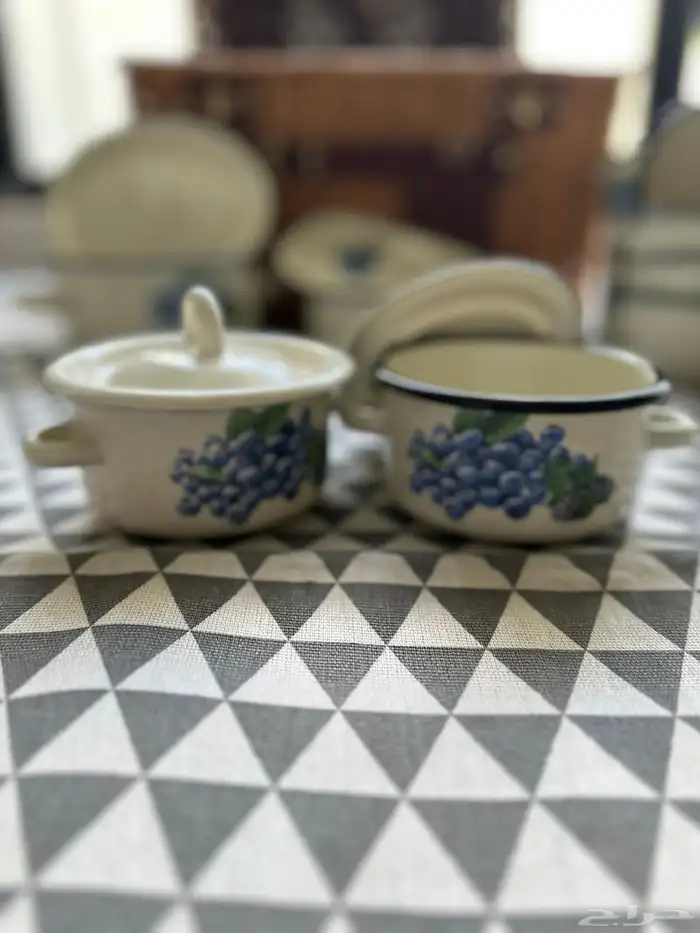 سلة رحلات من الخوص مطعمة بالجلد تحتوي على اواني أصلية الصناع 2