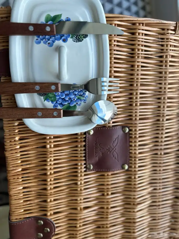 سلة رحلات من الخوص مطعمة بالجلد تحتوي على اواني أصلية الصناع 8