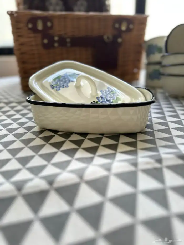 سلة رحلات من الخوص مطعمة بالجلد تحتوي على اواني أصلية الصناع 5