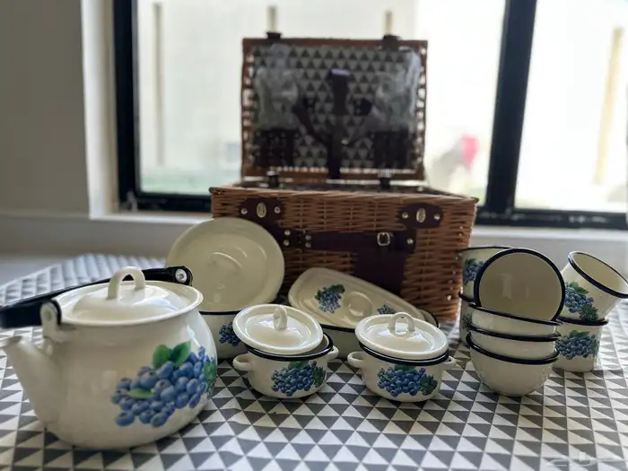 سلة رحلات من الخوص مطعمة بالجلد تحتوي على اواني أصلية الصناع 1