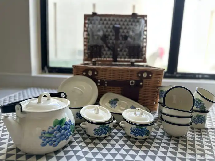 سلة رحلات من الخوص مطعمة بالجلد تحتوي على اواني أصلية الصناع 3