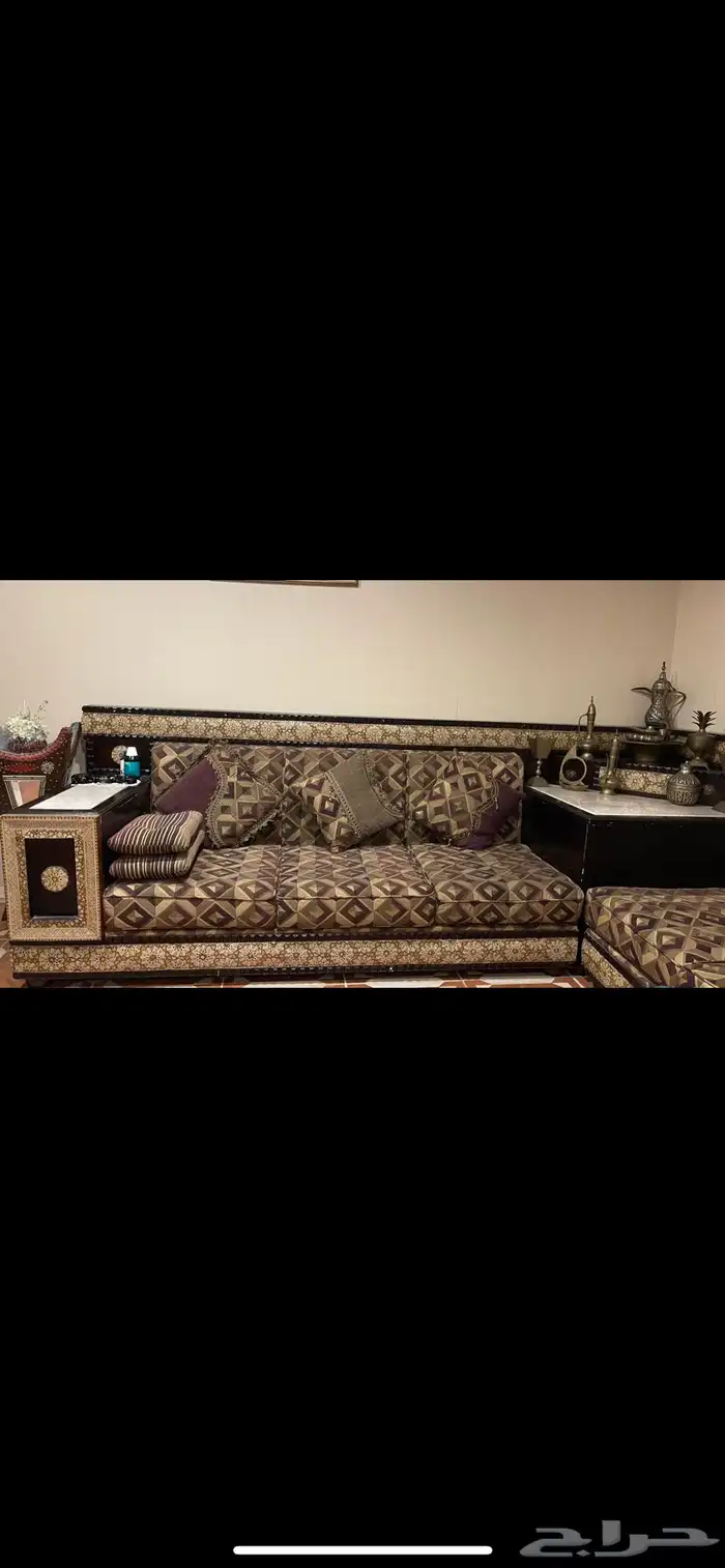 للبيع كنب سوري و طاولة و الستارة 8