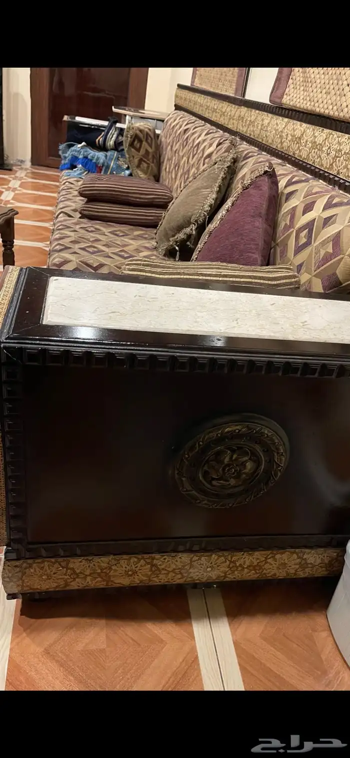 للبيع كنب سوري و طاولة و الستارة 4