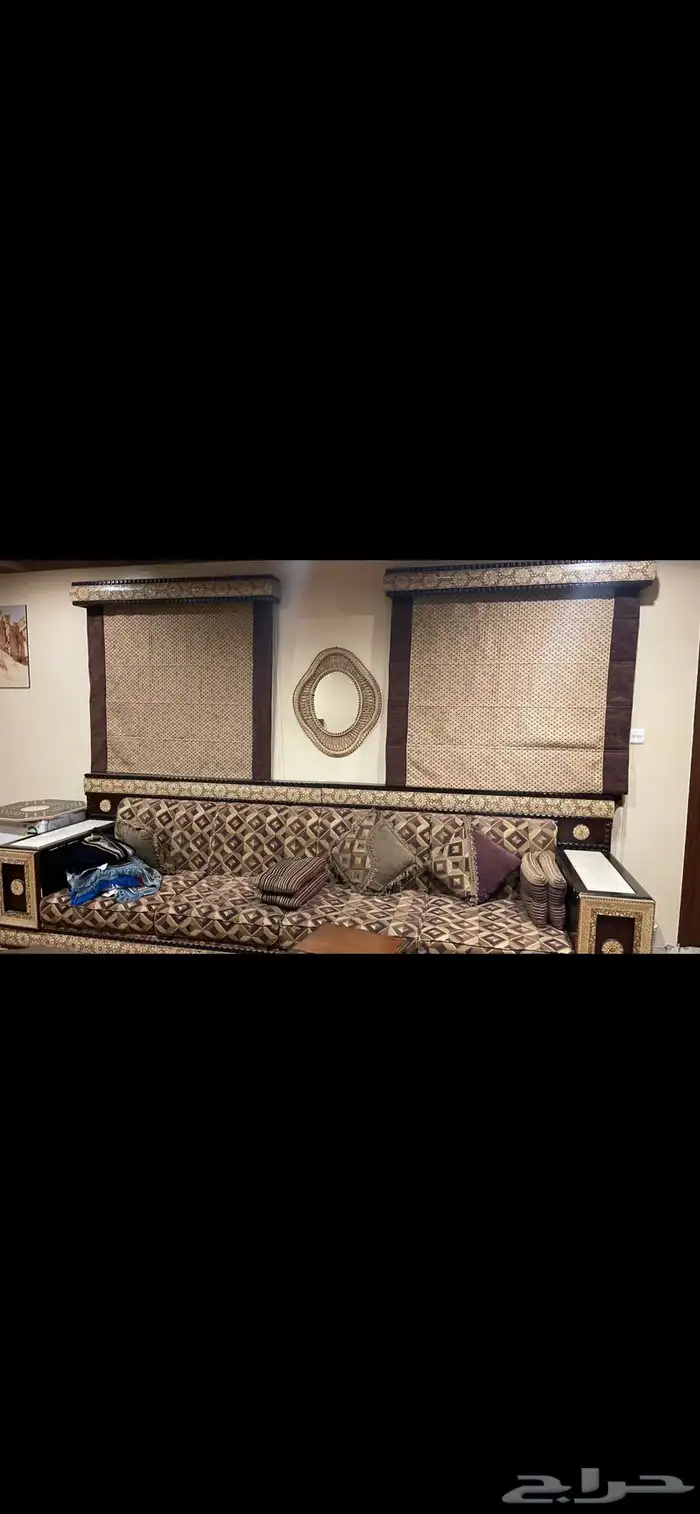للبيع كنب سوري و طاولة و الستارة 6