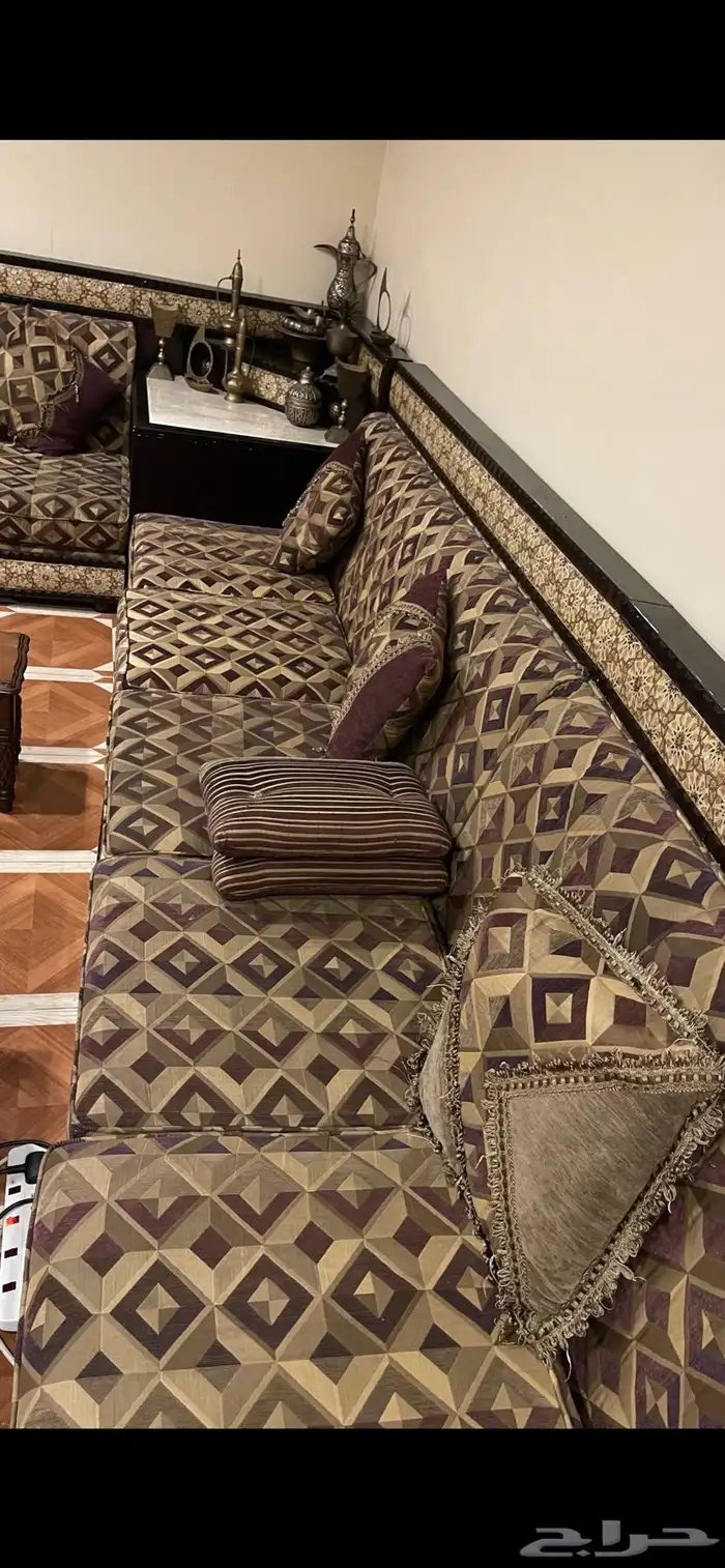 للبيع كنب سوري و طاولة و الستارة 1