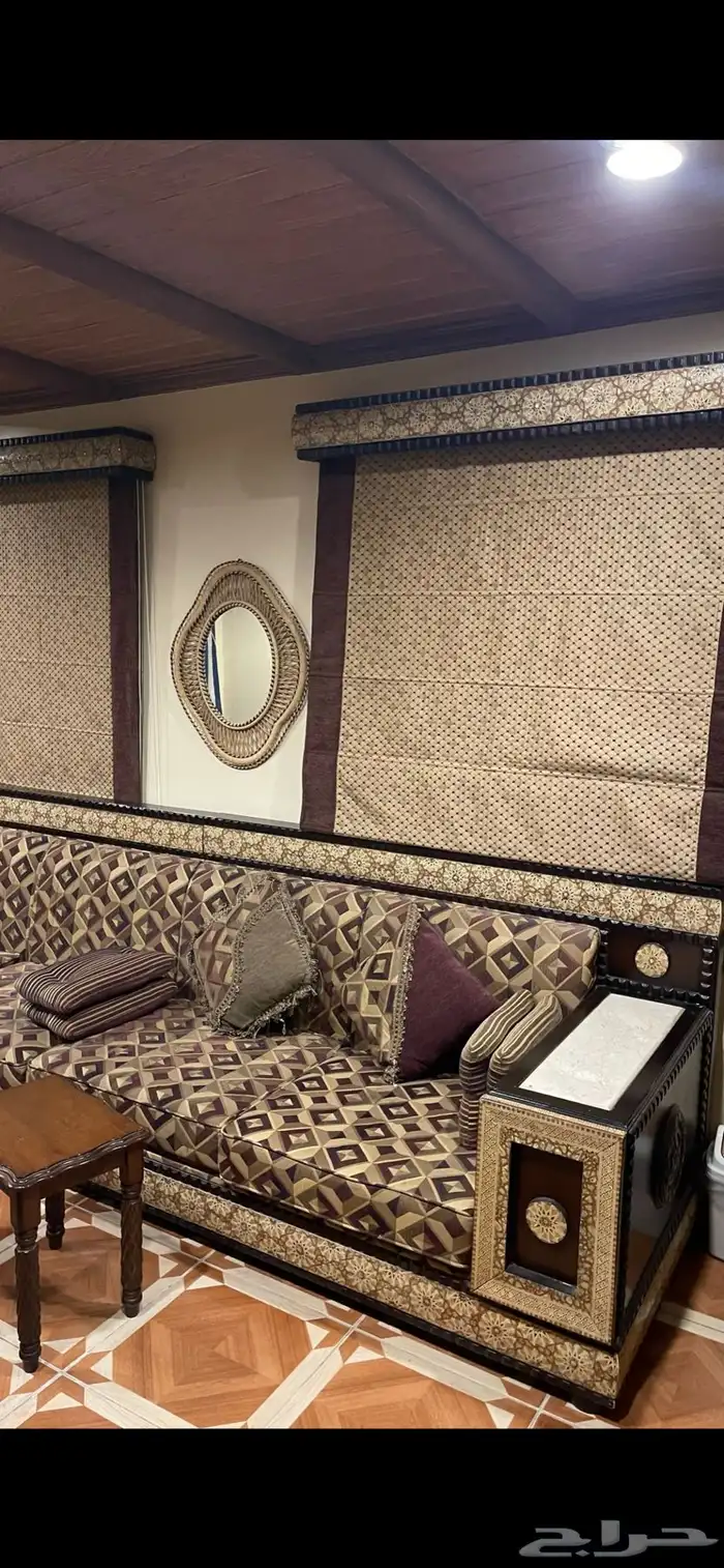 للبيع كنب سوري و طاولة و الستارة 3