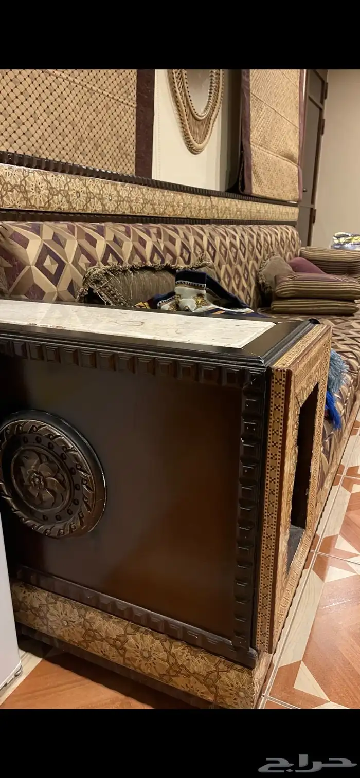 للبيع كنب سوري و طاولة و الستارة 10