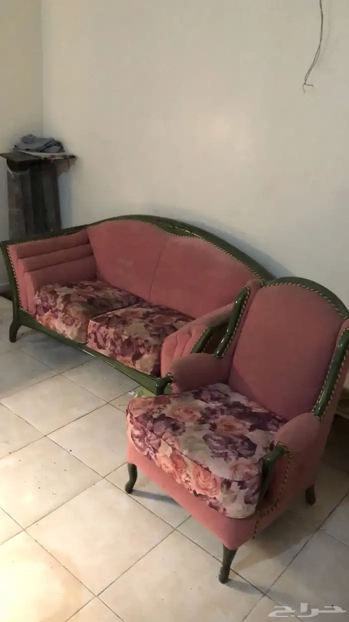 كنب نظيف جدا وخشب ثقيل جدا 0