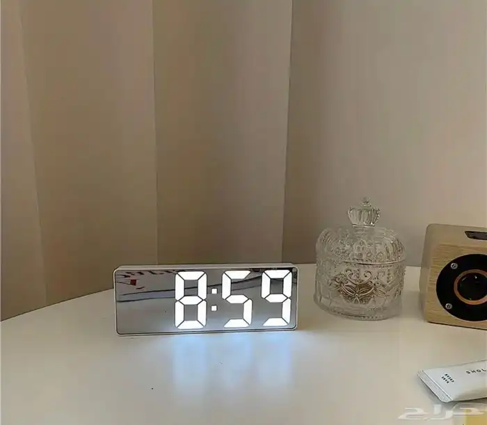 ساعة رقمية يوجد فيها منبة   درجة حرارة 2