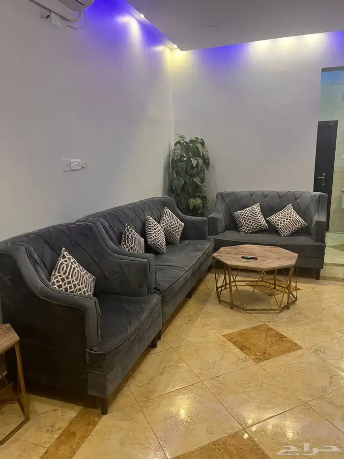 كنب نظيف مع خداديات توه مغسول فيه قطع بزاويت الكنب ويخيط 0